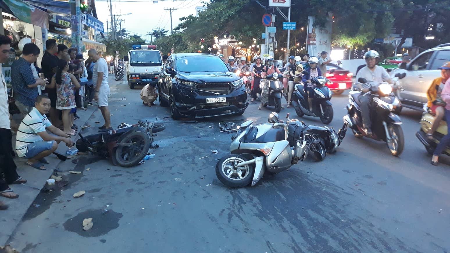 Ô tô “đại náo” phố Sài Gòn, xe máy văng tứ tung - 1