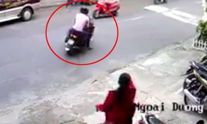 Cô gái đi xe máy bị 2 thanh niên đẩy ngã, cướp xe táo tợn ở Sài Gòn