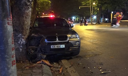 Hà Nội: BMW X5 đâm gốc cây rồi lật giữa phố