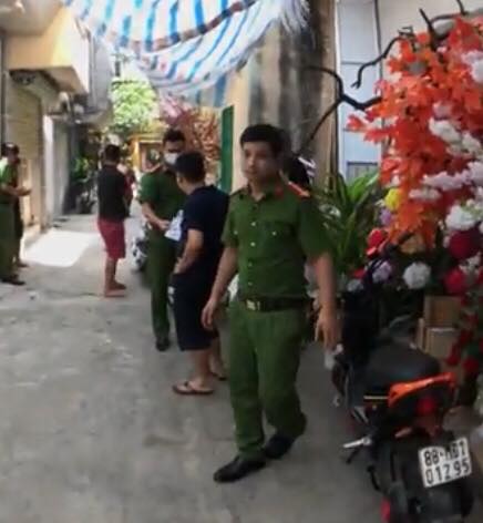 Công an khám nghiệm hiện trường.