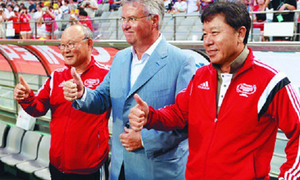 Báo Hàn Quốc chỉ ra một thứ mà HLV Park Hang-seo có nhưng Guus Hiddink thì không