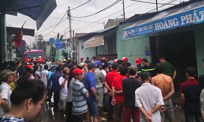 Bà hỏa thiêu rụi công ty hóa chất, công nhân tháo chạy