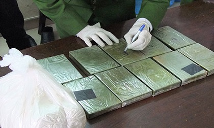 Lạng Sơn: Bắt hai đối tượng là mẹ con 3 lần vận chuyển 64 bánh heroin