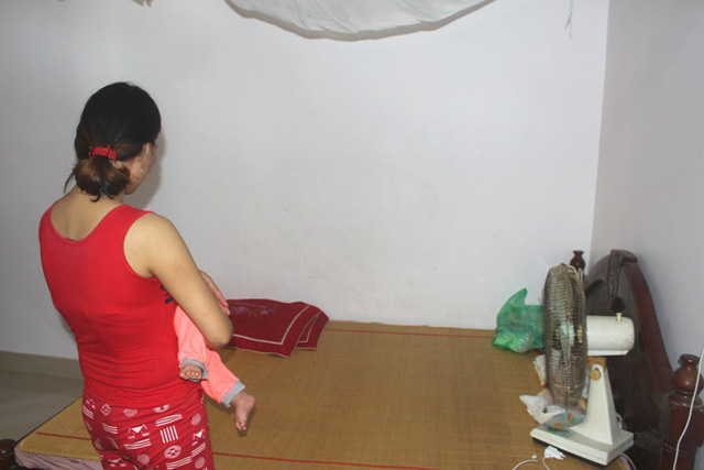 Vị trí chị H. đặt con trai hơn 3 tháng tuổi nằm ngủ bị người phụ nữ lạ mặt bế ra sân. Ảnh: Đ.Tùy