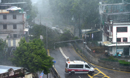 Nóng: Bão Mangkhut đã đổ bộ Hong Kong với từng cột sóng cao đến 14m