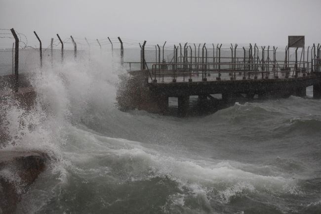 Nóng: Bão Mangkhut đã đổ bộ Hong Kong với từng cột sóng cao đến 14m - Ảnh 2. Nóng: Bão Mangkhut đã đổ bộ Hong Kong với từng cột sóng cao đến 14m - Ảnh 2.