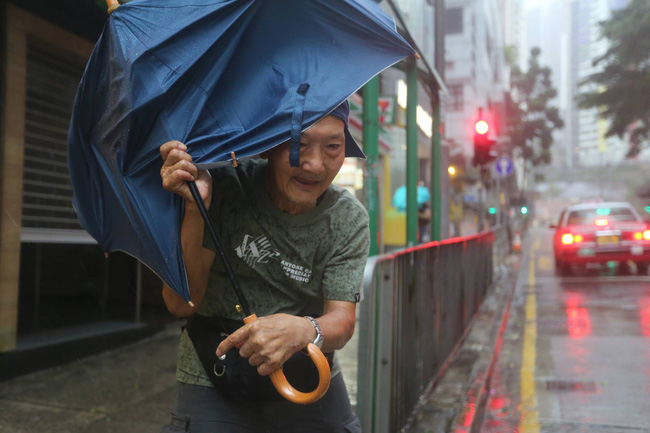Nóng: Bão Mangkhut đã đổ bộ Hong Kong với từng cột sóng cao đến 14m - Ảnh 3. Nóng: Bão Mangkhut đã đổ bộ Hong Kong với từng cột sóng cao đến 14m - Ảnh 3.