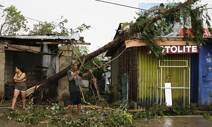 Cảnh tan hoang ở Philippines sau siêu bão Mangkhut sức gió 320 km/giờ