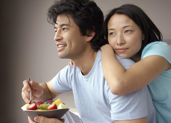 su that dau long dang sau chai nuoc hoa chong luon mang theo ben minh - 1