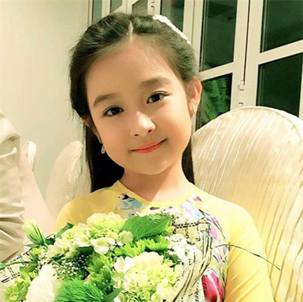 xuat hien vai giay tai hoa hau viet nam 2018, be gai duoc du doan la hoa hau tuong lai - 7