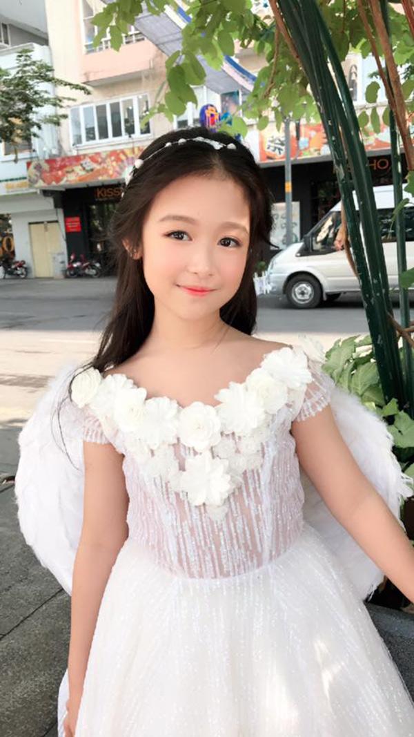 xuat hien vai giay tai hoa hau viet nam 2018, be gai duoc du doan la hoa hau tuong lai - 8