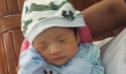 Bé trai 3,5kg đựng trong chiếc làn bị bỏ rơi trước cổng nhà dân