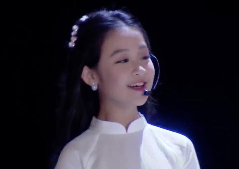 xuat hien vai giay tai hoa hau viet nam 2018, be gai duoc du doan la hoa hau tuong lai - 1