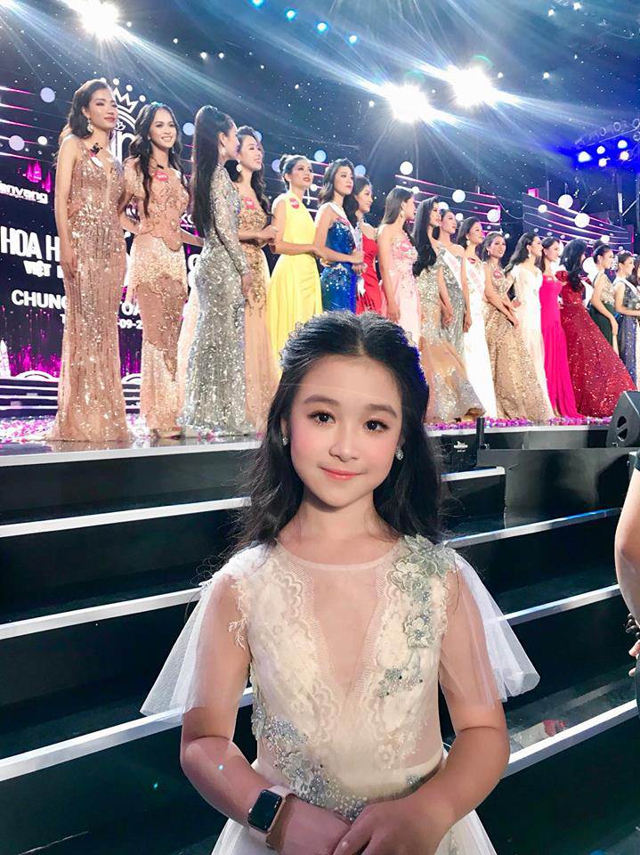 xuat hien vai giay tai hoa hau viet nam 2018, be gai duoc du doan la hoa hau tuong lai - 4