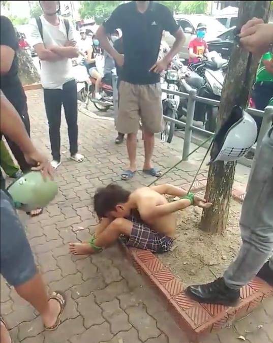 Hà Nội: Bé trai bị trói 2 chân, hai tay vào gốc cây gây phẫn nộ - Ảnh 2.