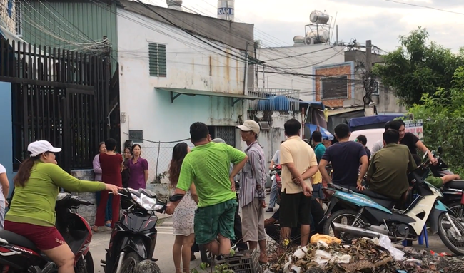 TP.HCM: Con gái ngã quỵ khi thấy mẹ chết cạnh vũng máu, bố thoi thóp đầy vết thương trên người