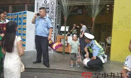 Xót thương bé trai 4 tuổi bị bỏ rơi bên đường, tay cầm chặt đơn ly hôn của bố mẹ