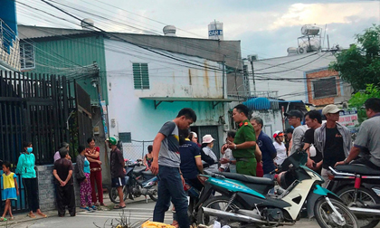 TP.HCM: Con gái ngã quỵ khi thấy mẹ chết cạnh vũng máu, bố thoi thóp đầy vết thương trên người