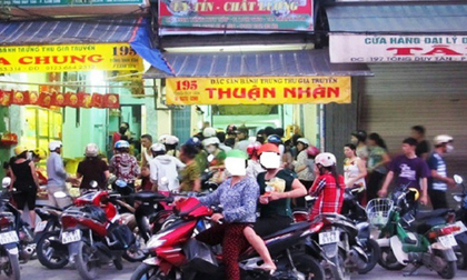 Cùng con đi mua bánh trung thu, bất ngờ bị côn đồ bịt mặt chém hàng chục nhát