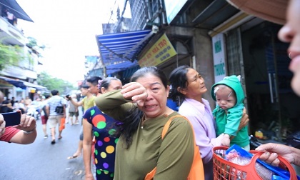 Nước mắt người bệnh nghèo sau hoả hoạn ở Đê La Thành: 'Bệnh án, tiền bạc cháy trụi cả rồi, giờ chúng tôi biết đi về đâu?’