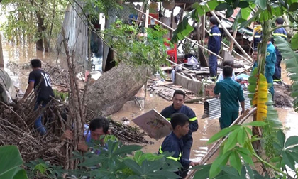Cây ngã đè sập nhà, mẹ và con trai 3 tuổi tử vong