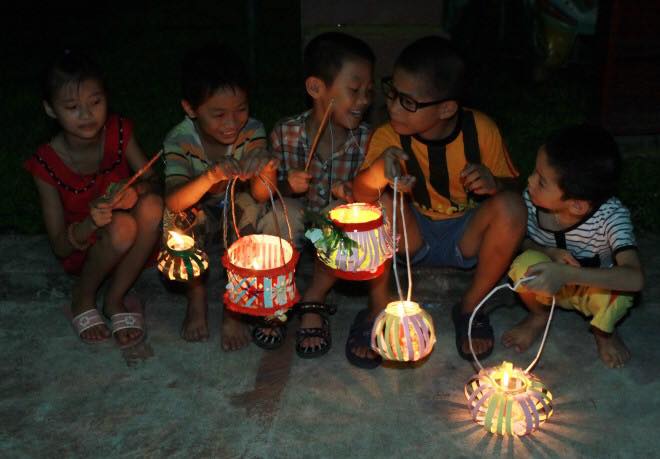 Góc hoài niệm: Trung thu của tuổi thơ 8x, 9x mộc mạc nhưng thật đẹp và trong trẻo