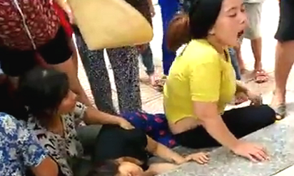 Mang thi thể cháu bé bị đuối nước lên phường “bắt đền”