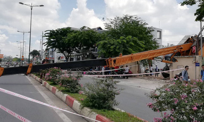 Kinh hãi xe cẩu đổ sập trên đường Phạm Văn Đồng