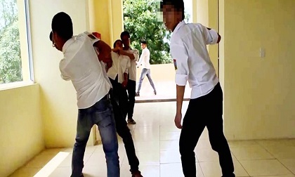 Mâu thuẫn từ việc mượn sách, nam sinh dùng dao bầu đâm trọng thương bạn học
