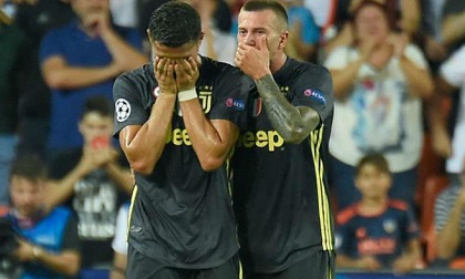 Ronaldo 'côn đồ' ăn thẻ đỏ cúp C1: Bật khóc tức tưởi như trẻ con