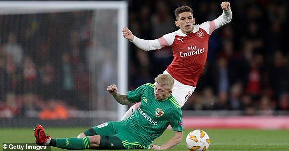 Welbeck va Oezil ghi ban, Arsenal thang gion gia tai Europa League hinh anh 2