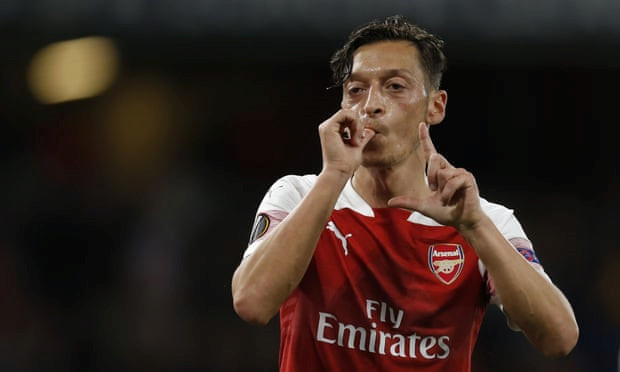 Welbeck va Oezil ghi ban, Arsenal thang gion gia tai Europa League hinh anh 3