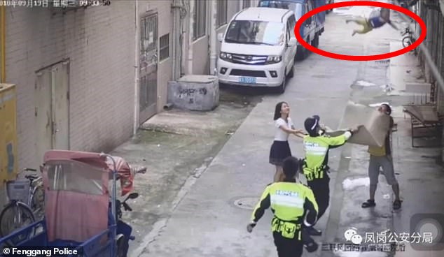 Đứng tim với khoảnh khắc cảnh sát và người đi đường dùng chiếu hứng được bé trai lơ lửng trên dây điện rồi rơi xuống - Ảnh 1.
