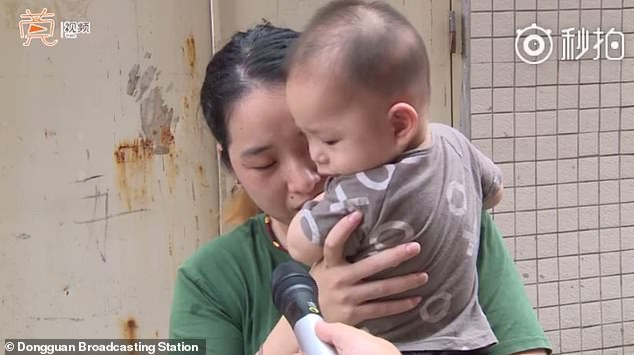 Đứng tim với khoảnh khắc cảnh sát và người đi đường dùng chiếu hứng được bé trai lơ lửng trên dây điện rồi rơi xuống - Ảnh 5.