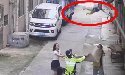 'Đứng tim' với khoảnh khắc cảnh sát và người đi đường dùng chiếu 'hứng' được bé trai lơ lửng trên dây điện rồi rơi xuống