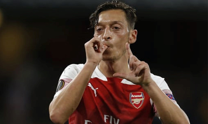 Welbeck và Oezil ghi bàn, Arsenal thắng giòn giã tại Europa League