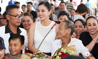 Hoa hậu Trần Tiểu Vy bật khóc trong sự chào đón nồng nhiệt ở quê nhà
