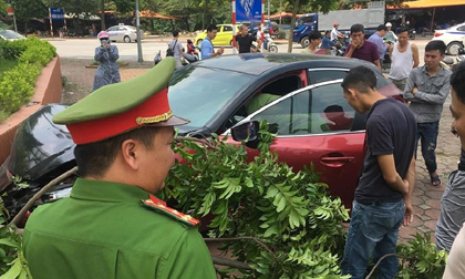 Vừa bị phạt 22 triệu, xe Mazda 3 lại gây tai nạn