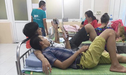Đưa vợ đi đẻ, hai ông chồng bỗng dưng thành đôi 'tình bể tình' khiến dân mạng cười bò