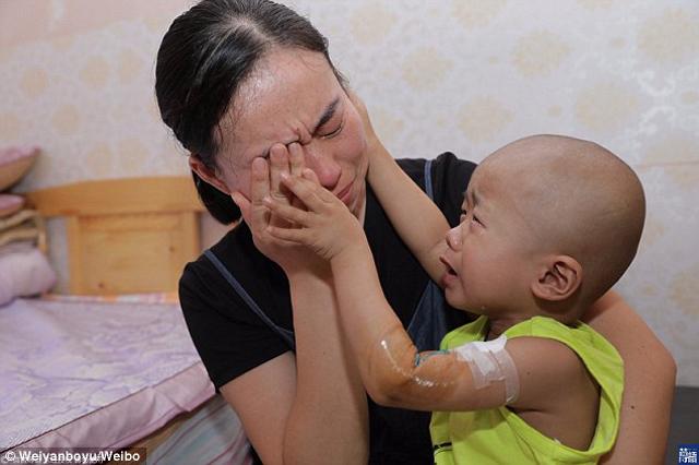 biet gia dinh khong du tien chua, cau be ung thu lau nuoc mat cho me: 
