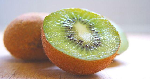 cau be 10 tuoi cap cuu sau khi an kiwi, cha me chu y nhung qua tre de di ung - 1