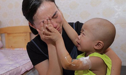 Biết gia đình không đủ tiền chữa, cậu bé ung thư lau nước mắt cho mẹ: 'Mẹ ơi, đừng khóc'