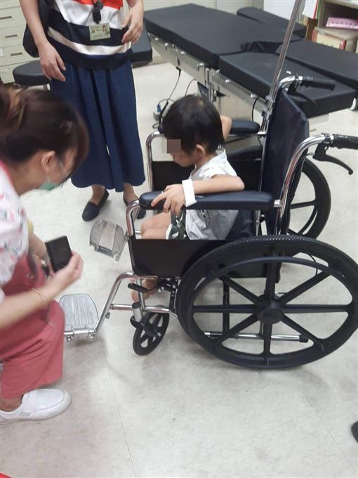 Đến nhà chồng cũ thăm con, người phụ nữ suýt ngất trước cảnh tượng khủng khiếp của con trai 3 tuổi ngay tại ban công trước cửa nhà 7