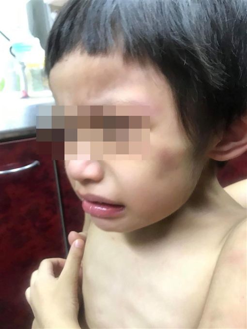 Đến nhà chồng cũ thăm con, người phụ nữ suýt ngất trước cảnh tượng khủng khiếp của con trai 3 tuổi ngay tại ban công trước cửa nhà 5