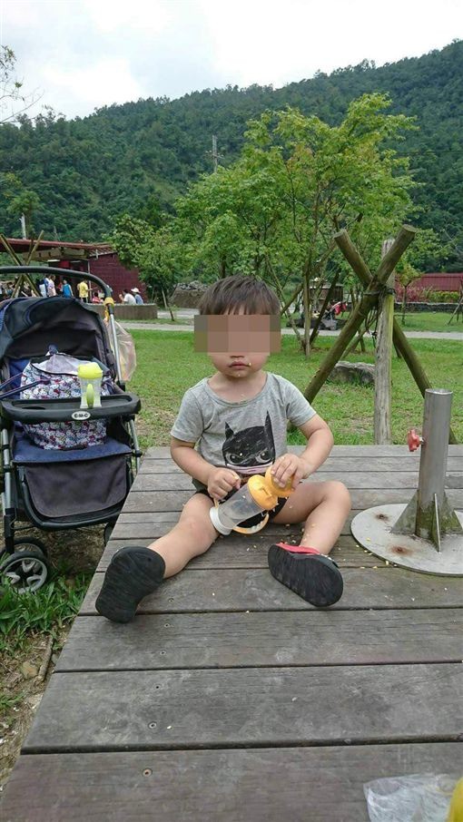 Đến nhà chồng cũ thăm con, người phụ nữ suýt ngất trước cảnh tượng khủng khiếp của con trai 3 tuổi ngay tại ban công trước cửa nhà 3