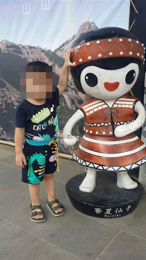So sánh với hình ảnh trong quá khứ, cậu bé 3 tuổi giờ đây gầy trơ xương khiến ai nhìn cũng thấy xót xa.