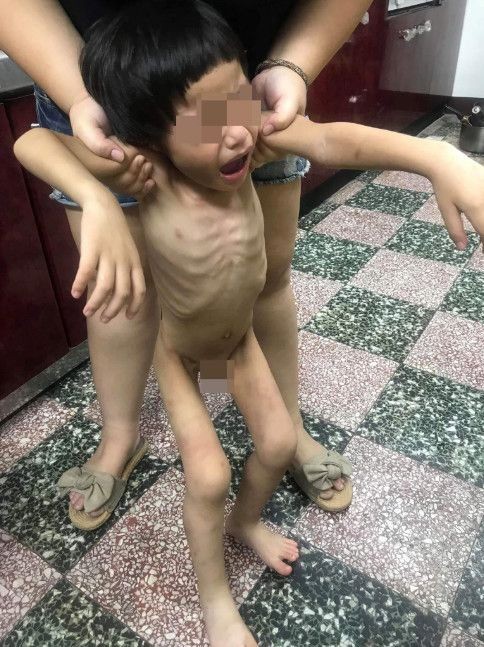 Đến nhà chồng cũ thăm con, người phụ nữ suýt ngất trước cảnh tượng khủng khiếp của con trai 3 tuổi ngay tại ban công trước cửa nhà 2