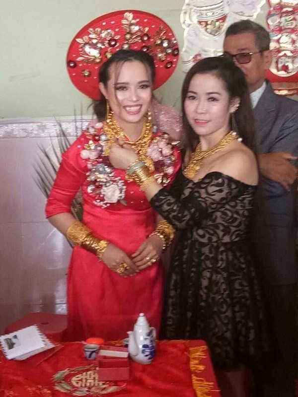 Hoa mắt trước cảnh cô dâu Hậu Giang đeo 129 cây vàng trĩu cổ kín tay
