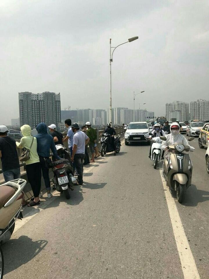 Mong ha noi nghi van me om con gai 8 thang tuoi nhay cau vinh tuy tu van
