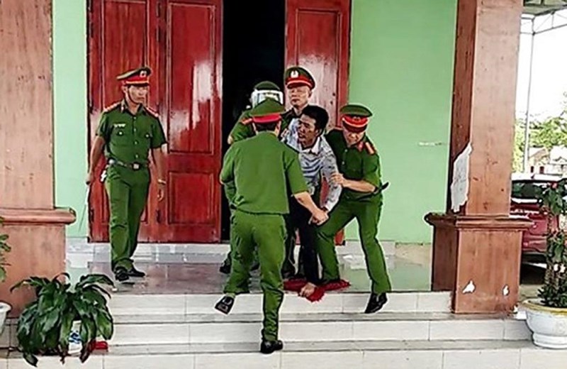 Khởi tố người cha nhốt 3 con trong nhà đòi tự thiêu - ảnh 1